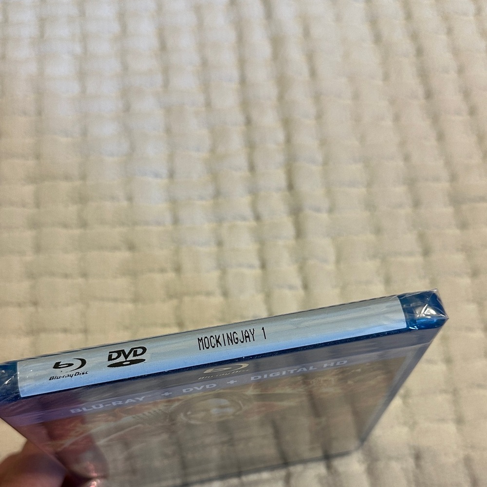 The Hunger Games, Catching Fire and Mockingjay Part 1 Blu-Ray DVD Set - Picture 6 of 8